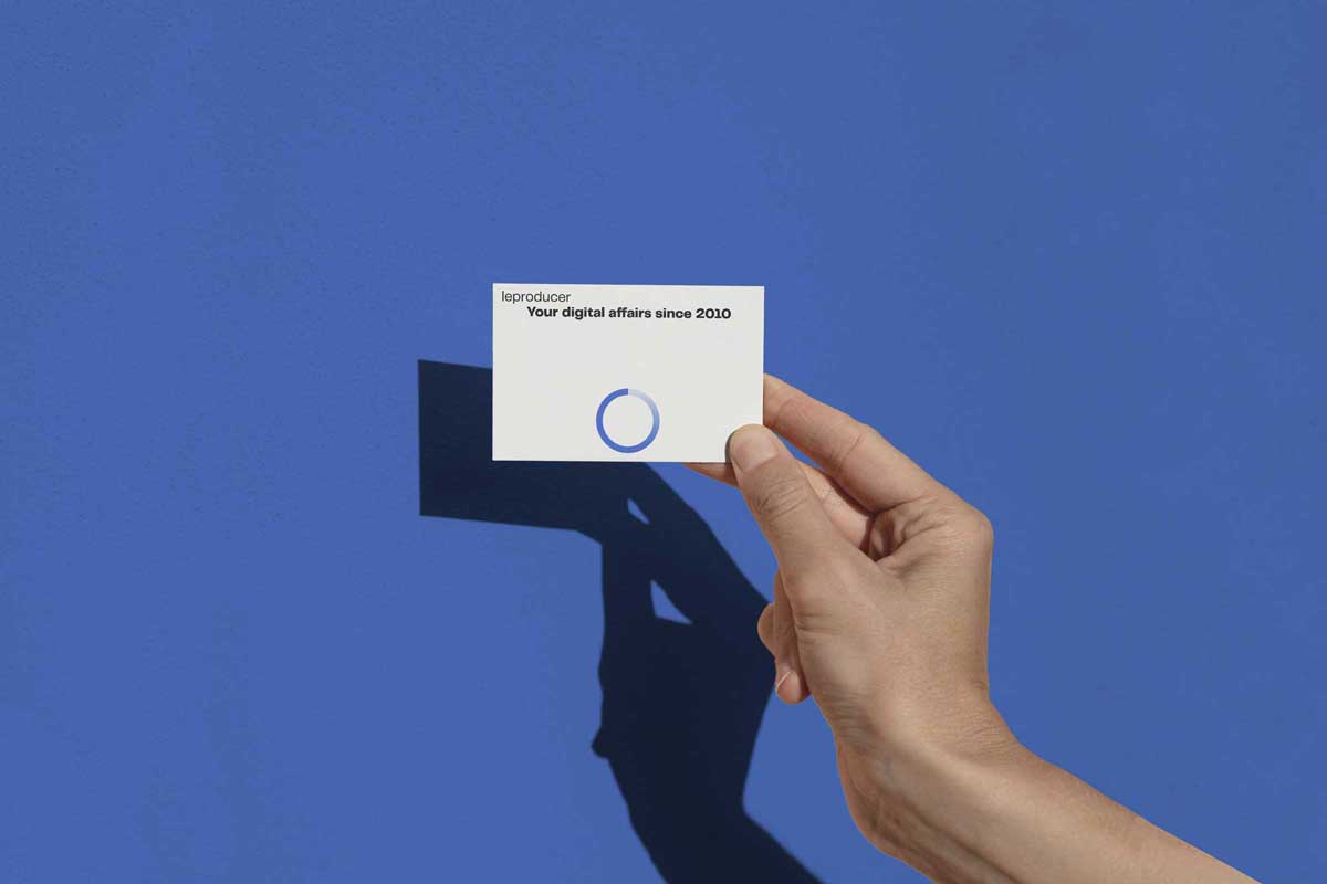 Una mano muestra una tarjeta de visita